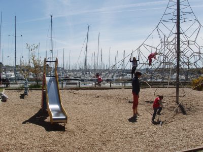 AIRE DE JEUX PORT LA FORET ENFANTS BATEAUX ©OTLFF