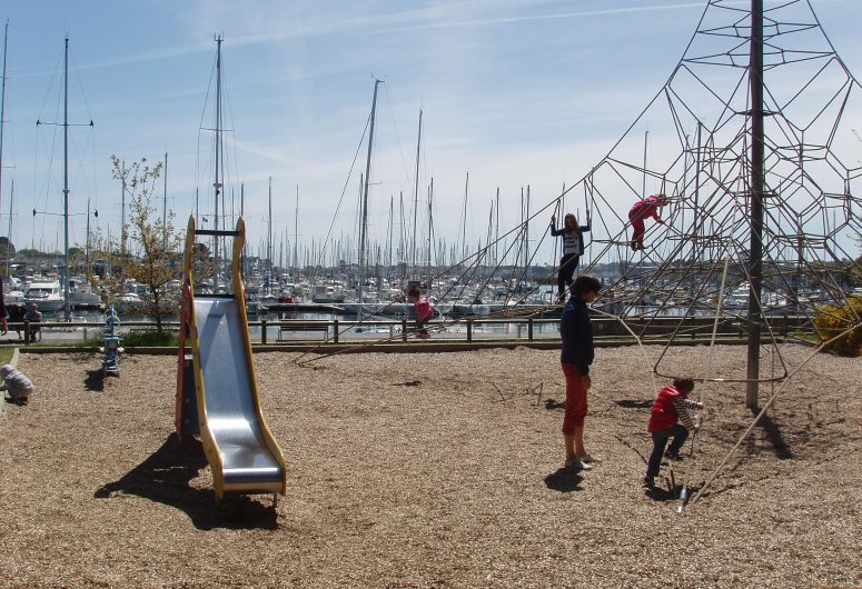 AIRE DE JEUX PORT LA FORET ENFANTS BATEAUX ©OTLFF