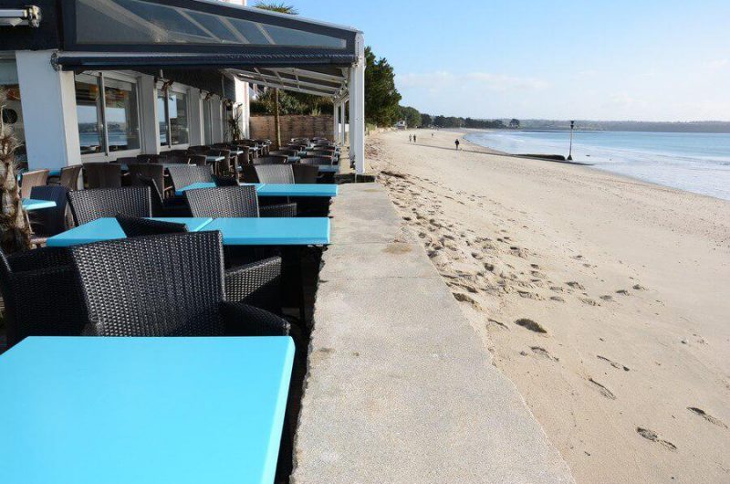 terrasse-restaurant-les-pieds-dans-l-eau-fouesnant